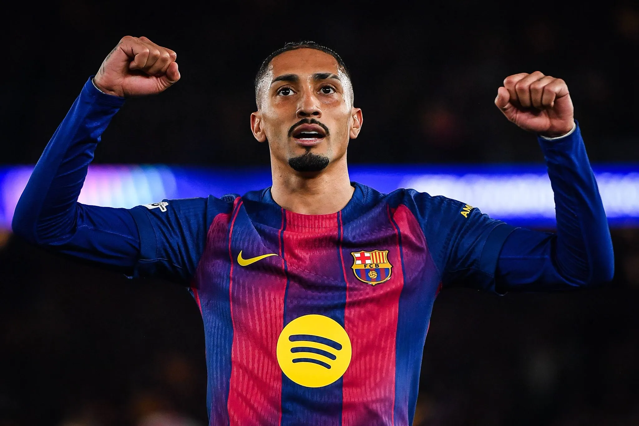 Raphinha celebra gol pelo Barcelona