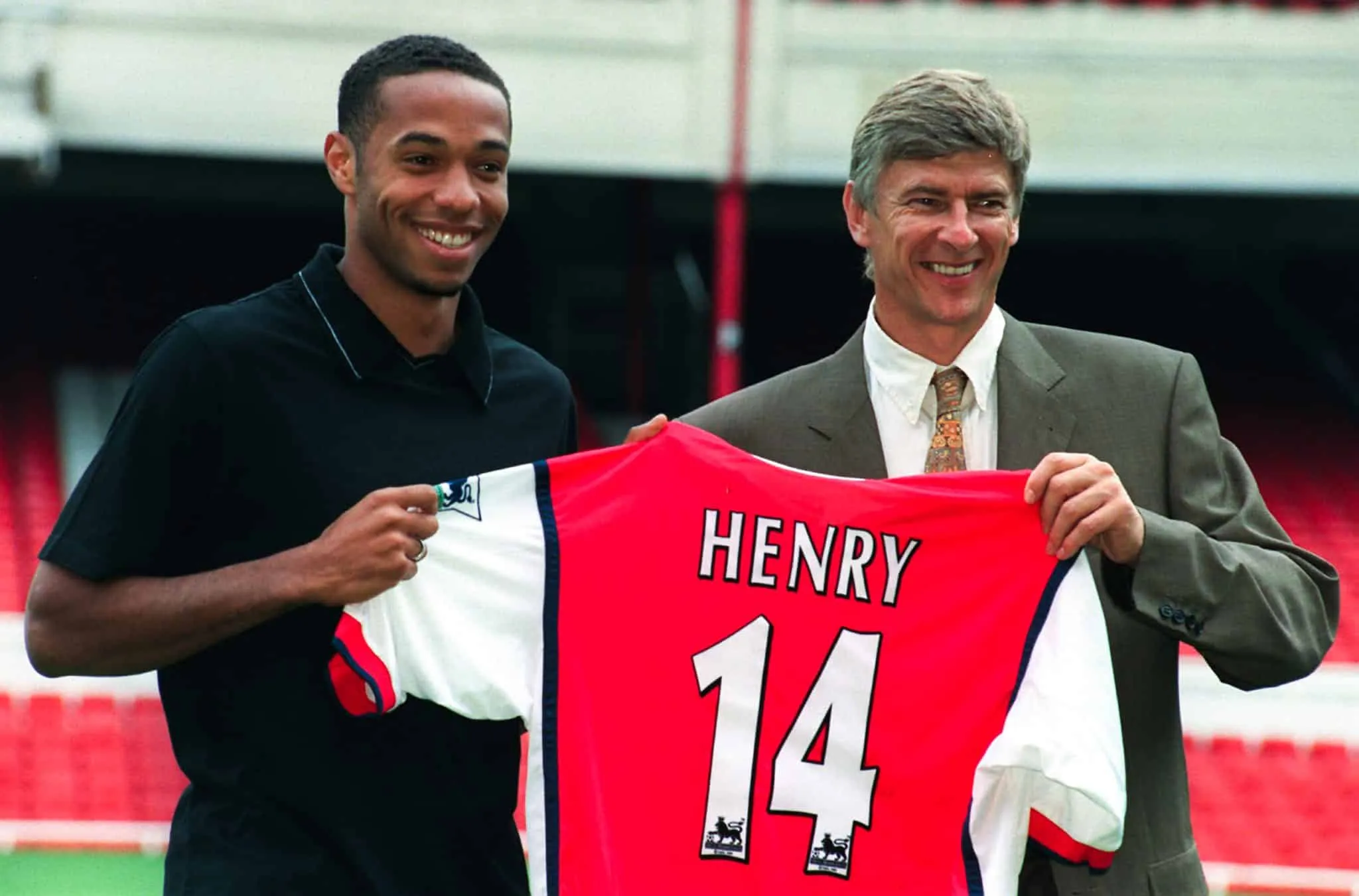 Maior contrata&ccedil;&atilde;o da hist&oacute;ria da Premier League? Henry chegava ao Arsenal h&aacute; 25 anos