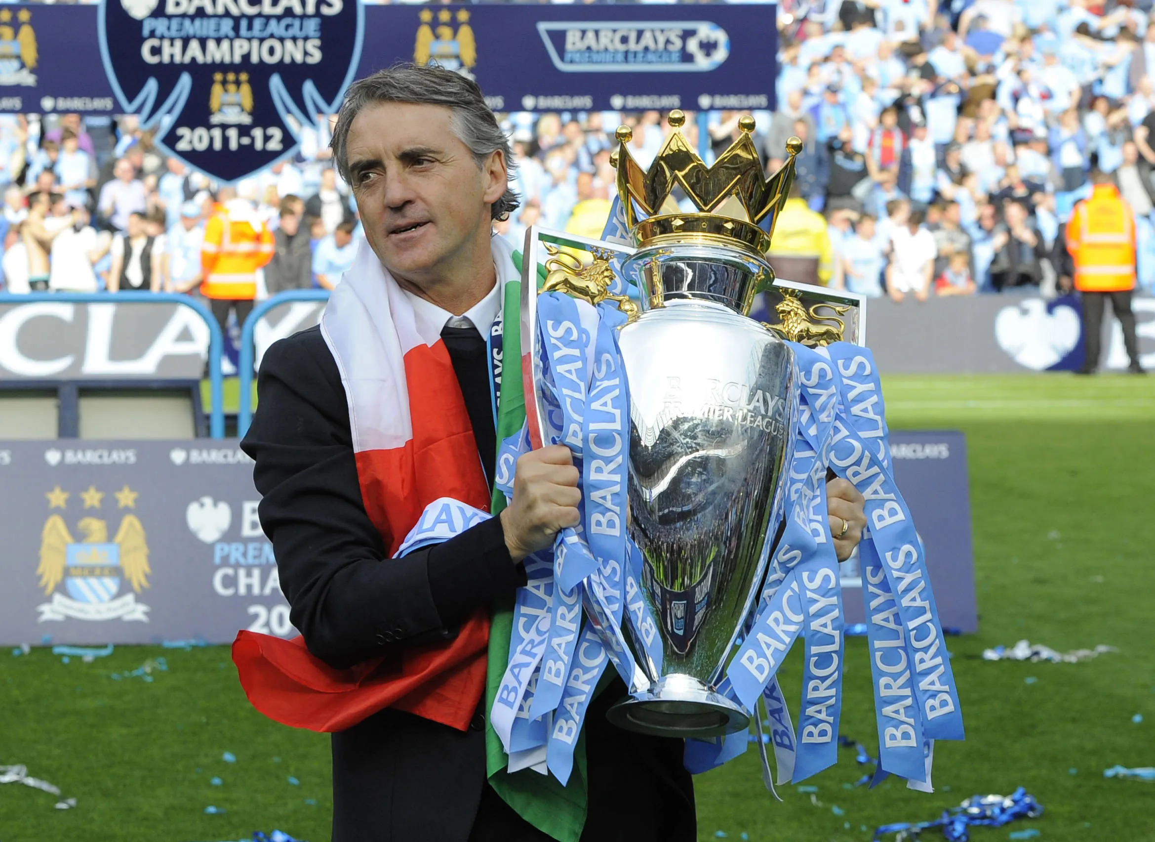 Mancini exibe t&iacute;tulo da Premier League conquistado com o Manchester City em 2011/12 (Foto: Imago/Newscom World)