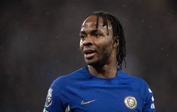 Enfim fora do Chelsea, Sterling entra no mercado e negocia com sete clubes