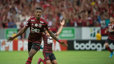 Com brilho de Bruno Henrique e Diego Alves, Flamengo atropela Vasco no segundo tempo
