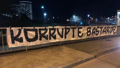 Torcedores x Federa&ccedil;&atilde;o: Sele&ccedil;&atilde;o da Alemanha &eacute; recebida com protestos contra a DFB em Wolfsburg