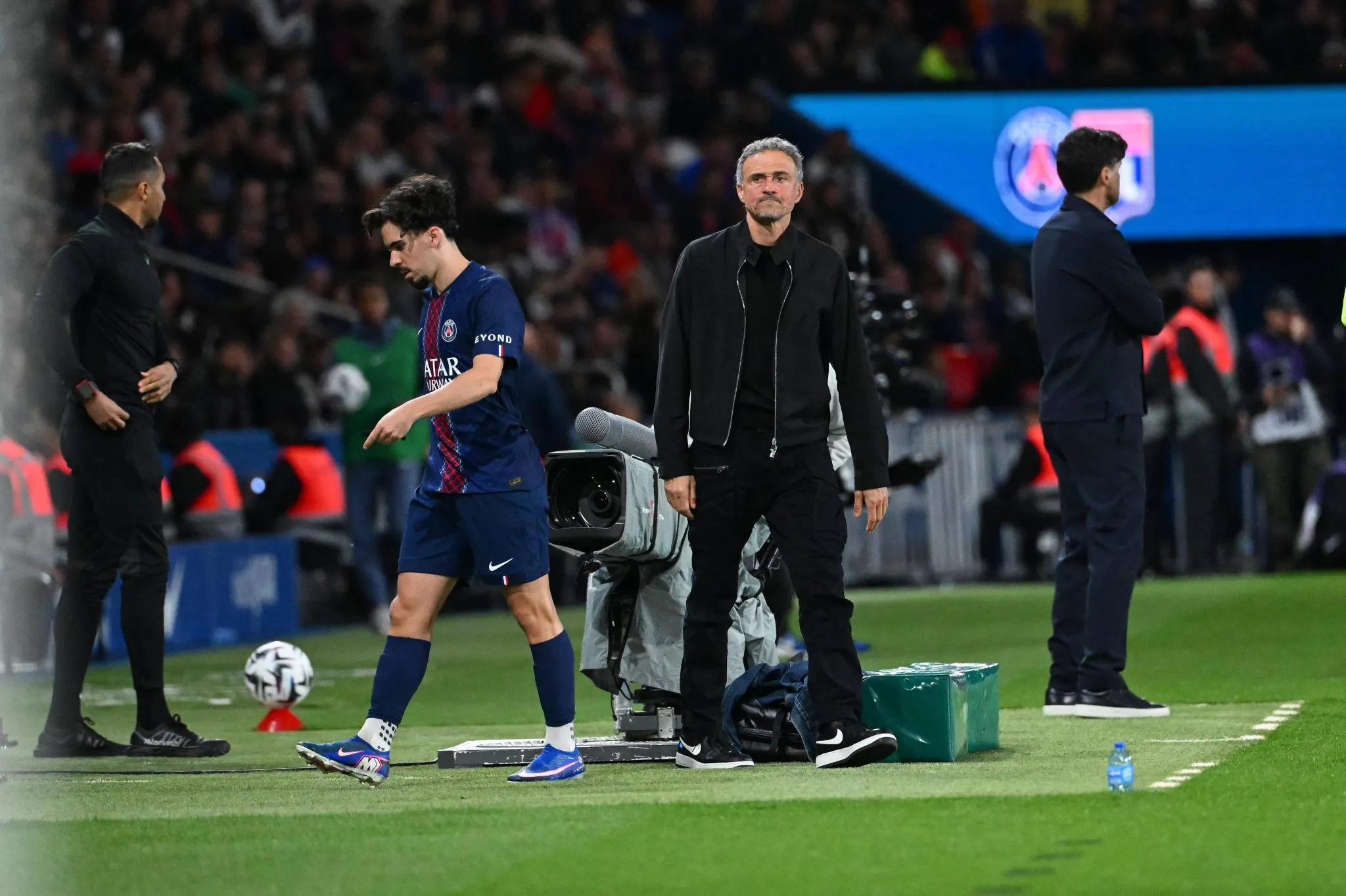 Luis Enrique e Vitinha durante partida do PSG (Foto: IMAGO / PRESSE SPORTS)