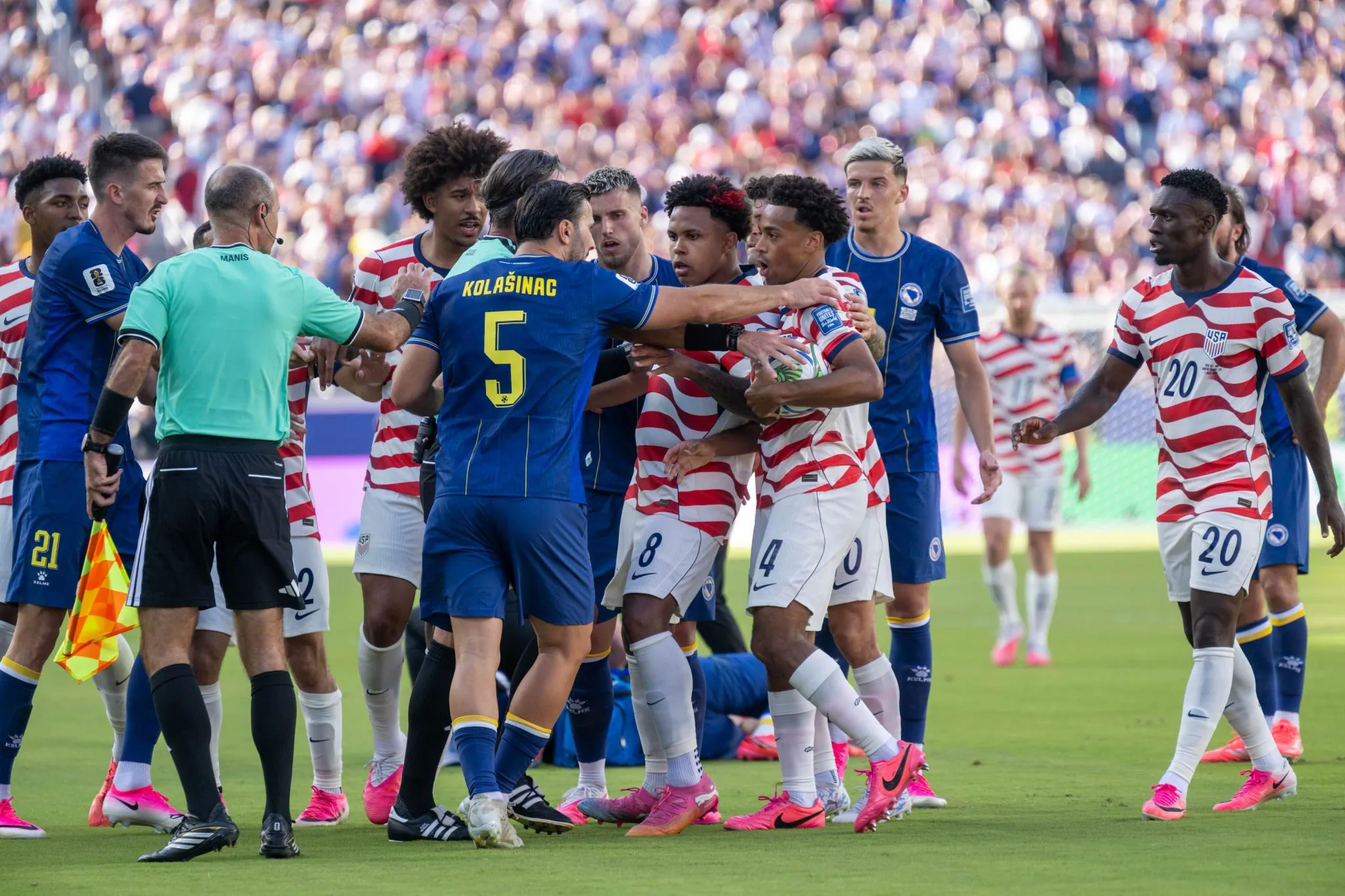 Americanos e B&oacute;snios tiveram diversas brigas ao longo do jogo