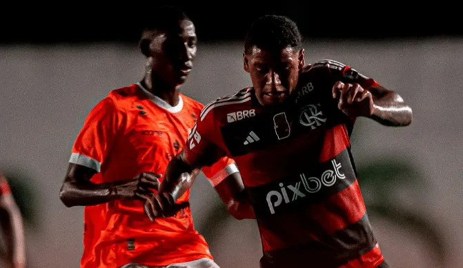 Defesa falha, mas Thiaguinho &eacute; her&oacute;i improv&aacute;vel para o Flamengo contra o Nova Igua&ccedil;u