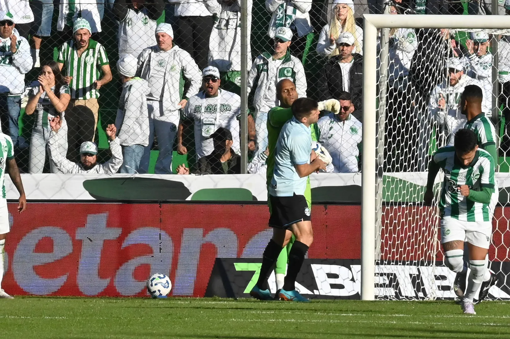 Goleiro do Juventude comete p&ecirc;nalti a favor do Gr&ecirc;mio Foto: (Imago)