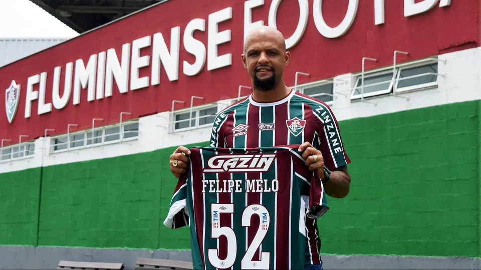 Felipe Melo foi apresentado no Fluminense com a camisa 52, em alus&atilde;o ao t&iacute;tulo mundial conquistado em 1952 - Foto: Mailson Santana/Fluminense FC