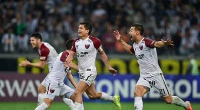 O Galo sonhou com a loucura, mas a emo&ccedil;&atilde;o de avan&ccedil;ar &agrave; final foi do Col&oacute;n, classificado nos p&ecirc;naltis