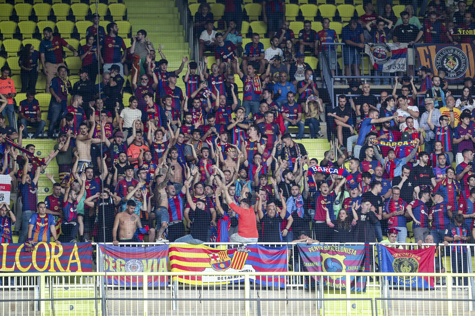 Torcida do Barcelona em jogo contra o Villarreal no La Ceramica