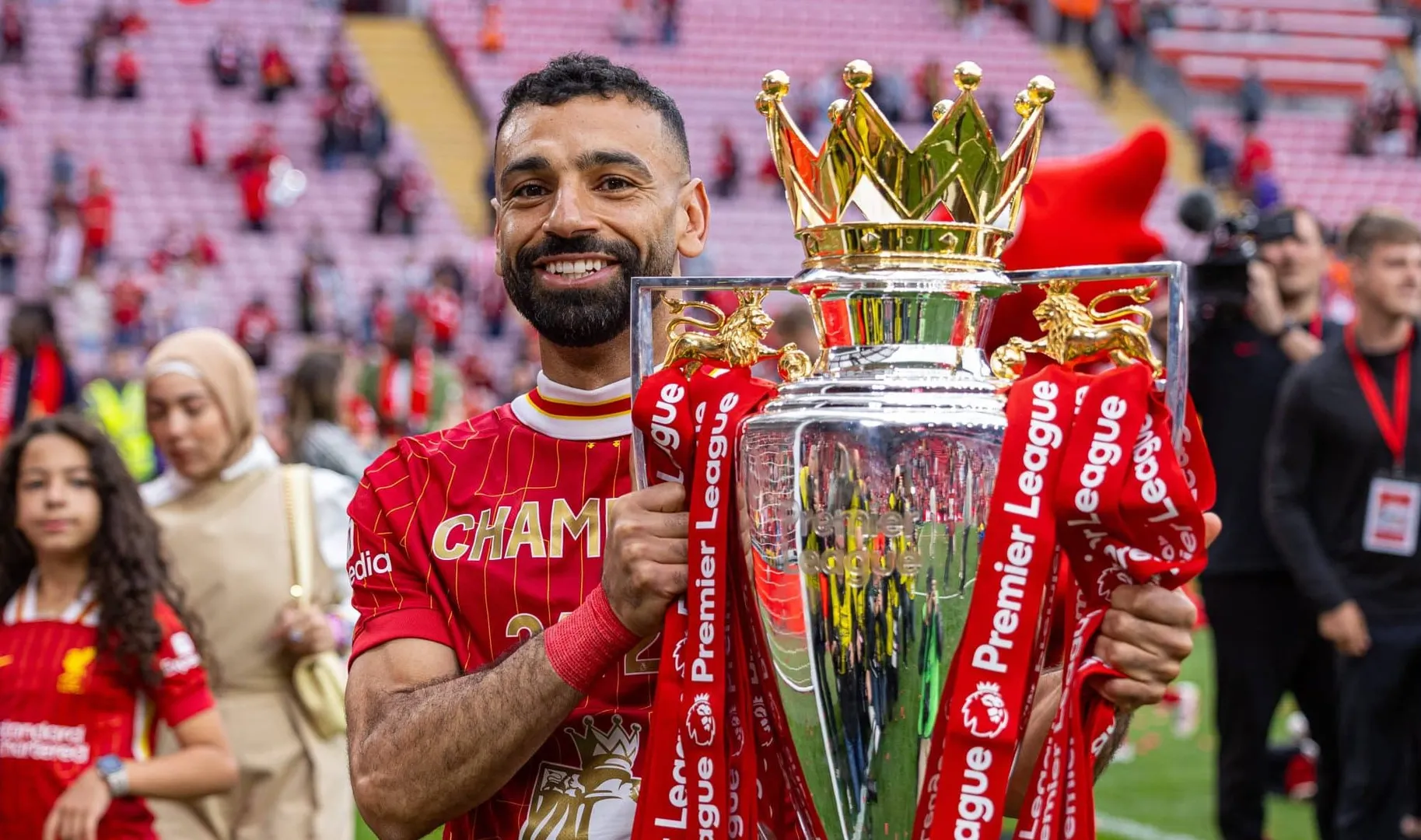 Salah com o trof&eacute;u da Premier League