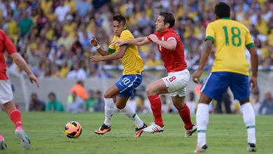 Brasil foi promissor, mas Inglaterra exp&ocirc;s defeitos