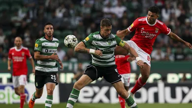 Num cl&aacute;ssico movimentado, o Sporting adiou o t&iacute;tulo do Benfica, mas o empate sofrido custou a vaga na Champions