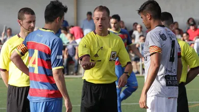 &Aacute;rbitro merecia pelo menos cart&atilde;o amarelo ap&oacute;s derrubar um jogador do Mallorca desse jeito