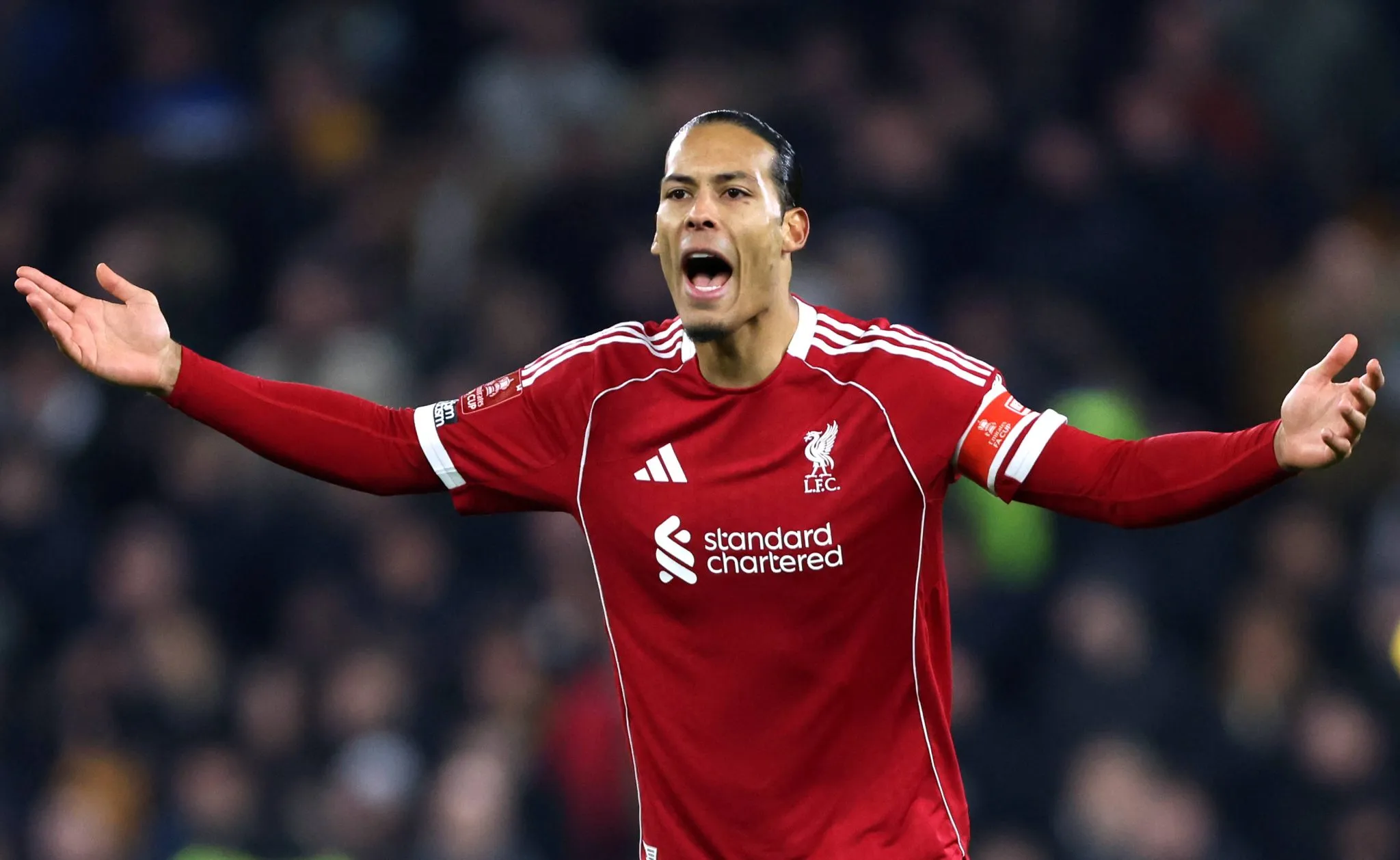 Virgil van Dijk gesticula em jogo do Liverpool