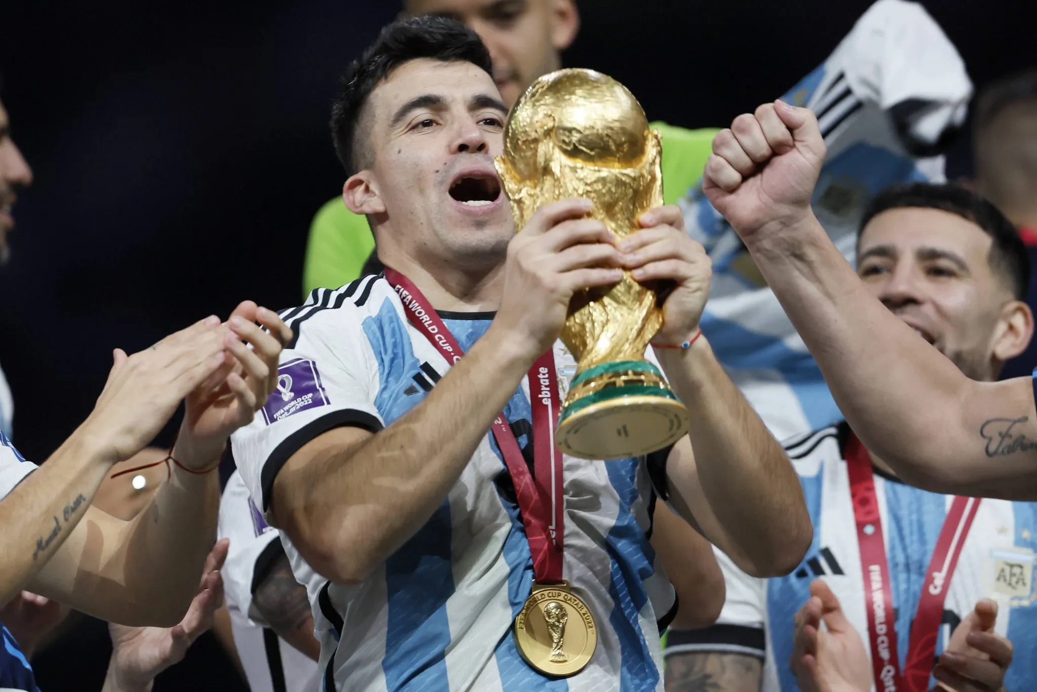 Marcos Acu&ntilde;a ergue ta&ccedil;a da Copa do Mundo pela Argentina, em 2022 (Foto: Imago/APL)