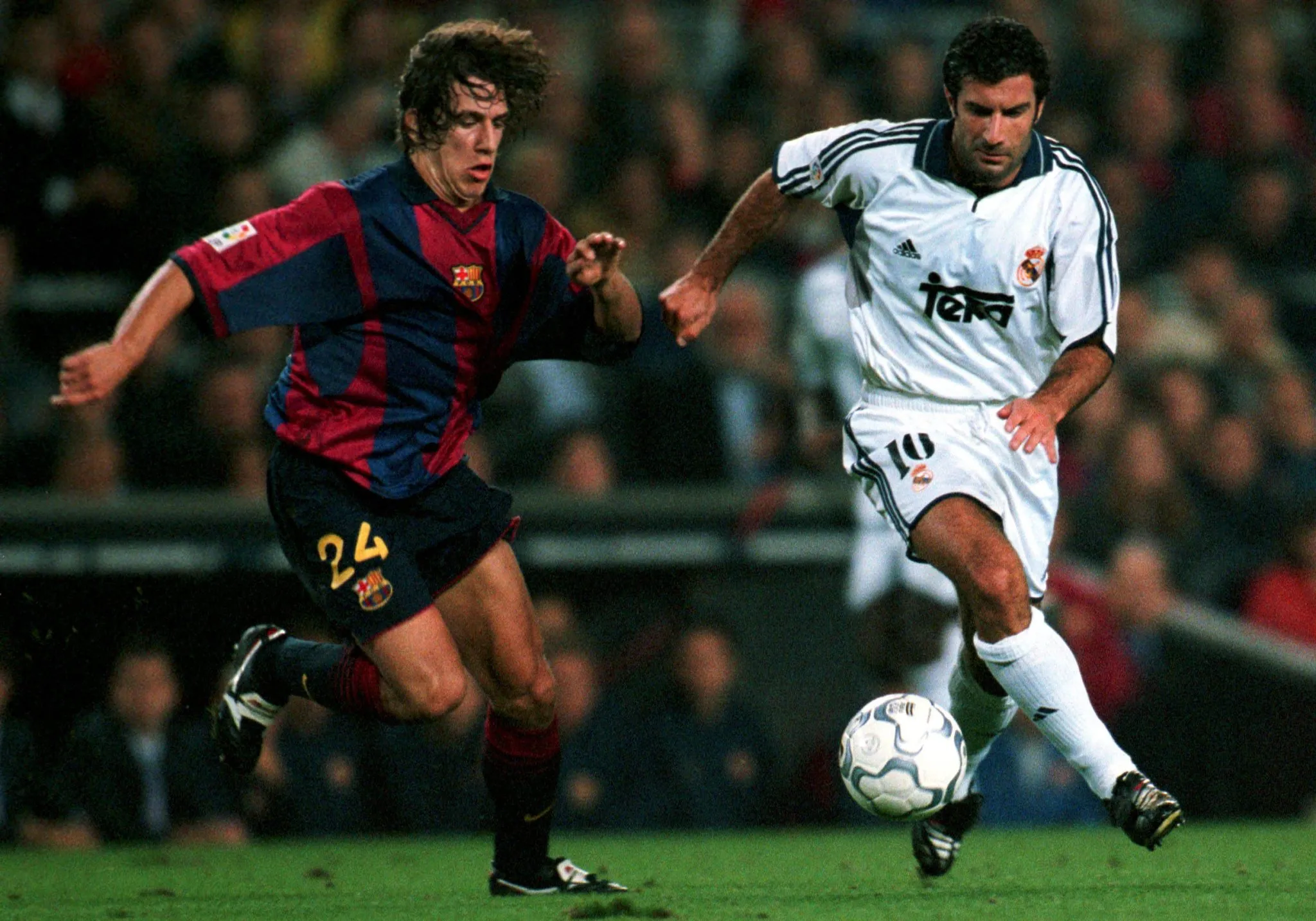 Carles Puyol e Luis Figo durante partida que marcou o retorno do portugu&ecirc;s ao Camp Nou como jogador do Real Madrid (Foto: IMAGO / BSR Agency)