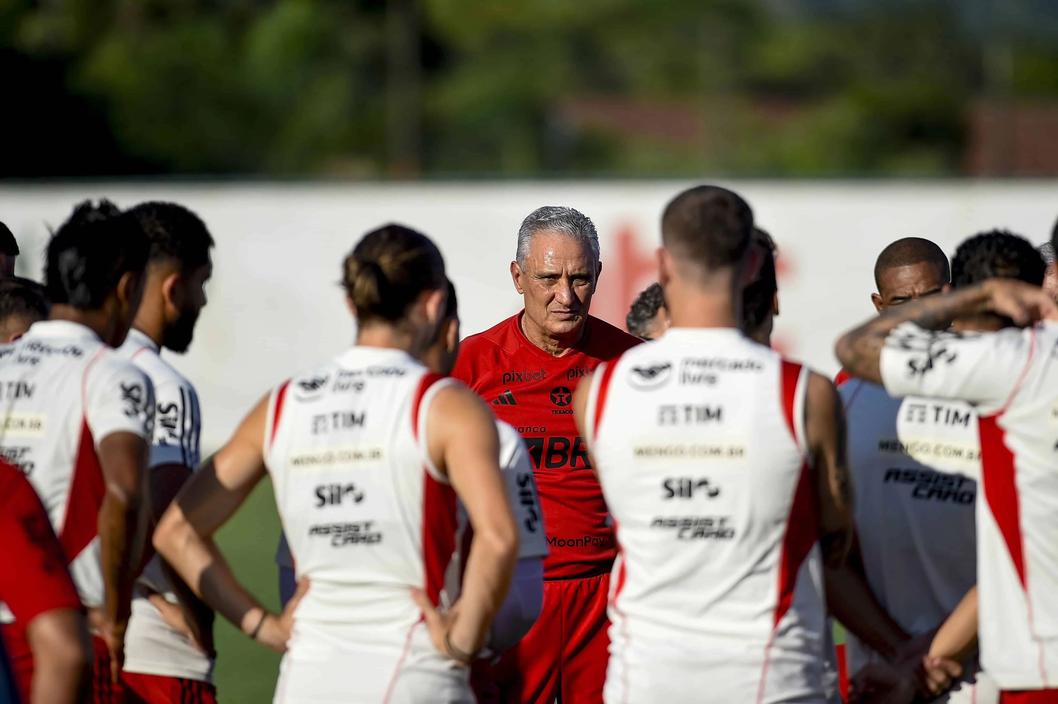 H&aacute; muito trabalho a ser feito: Flamengo volta &agrave;s atividades com desfalques, retorno importante e d&uacute;vidas