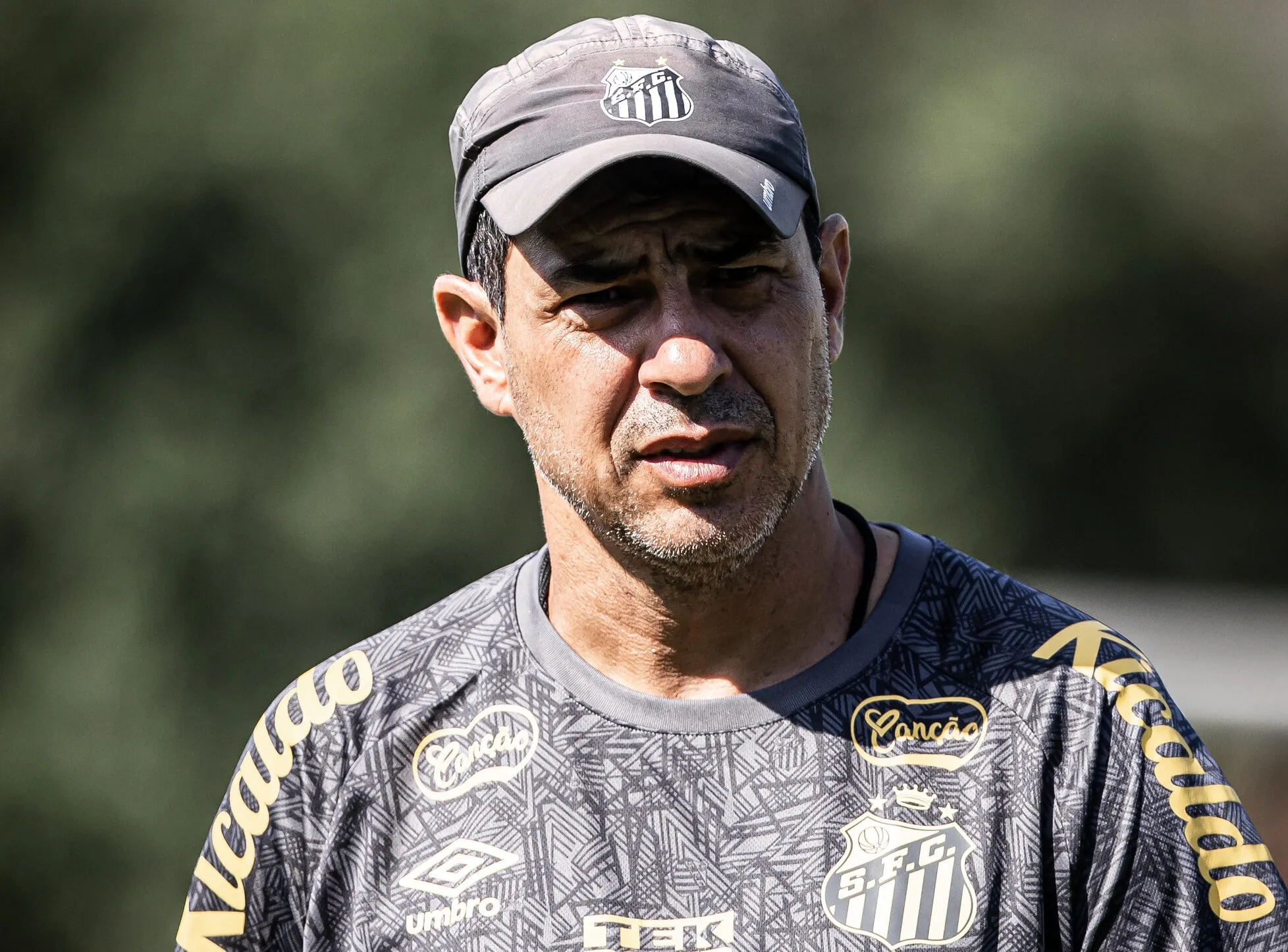 Sem duas pe&ccedil;as-chave, Santos defende a lideran&ccedil;a contra o invicto Am&eacute;rica-MG