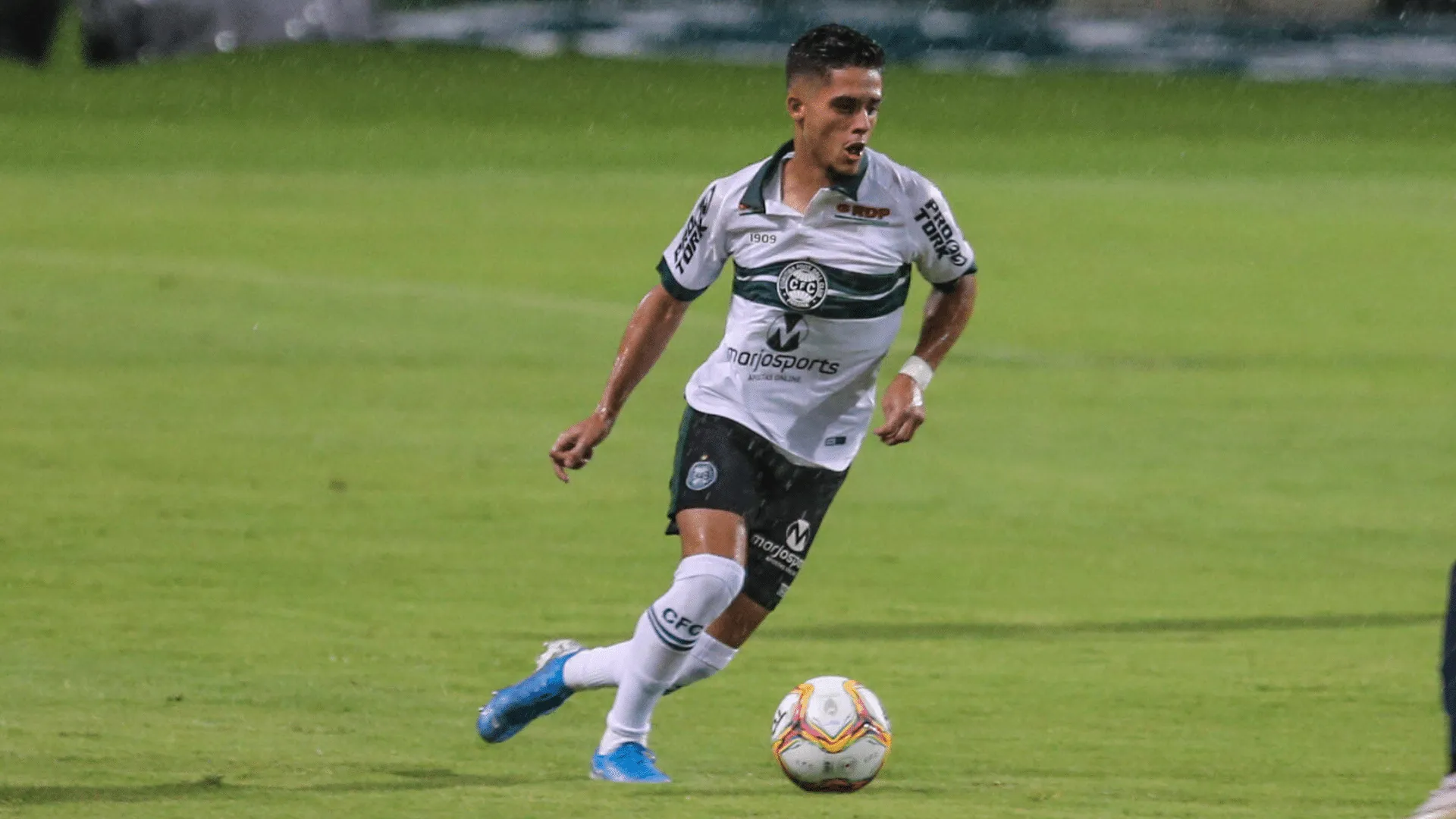 Yan Couto em a&ccedil;&atilde;o pelo Coritiba