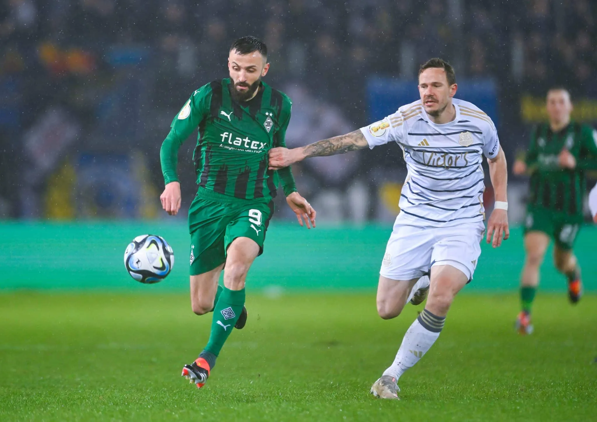 Algoz do Bayern, Saarbr&uuml;cken, da 3&ordf; divis&atilde;o, faz nova v&iacute;tima da Bundesliga e vai &agrave; semifinal da Copa da Alemanha