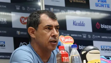 Carille diz que n&atilde;o se viu amea&ccedil;ado de demiss&atilde;o no Santos, mas evita pensar em renova&ccedil;&atilde;o