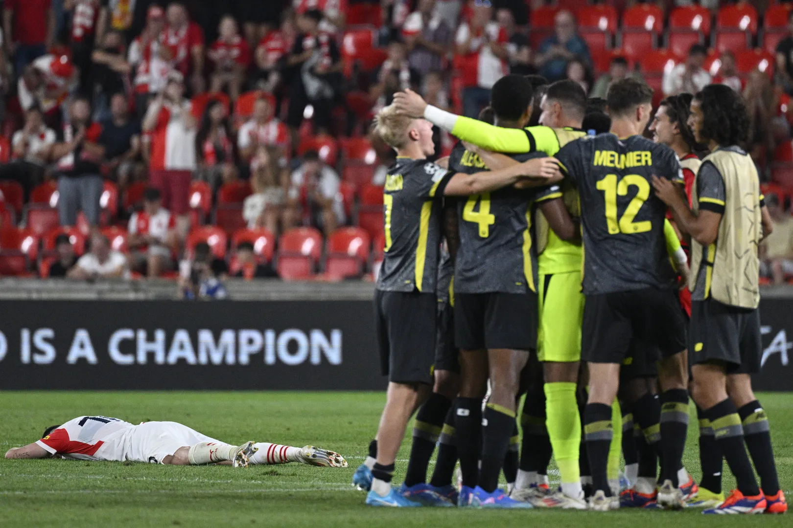 Foto: (Imago) - Lille comemora classifica&ccedil;&atilde;o &agrave; fase principal da Champions League