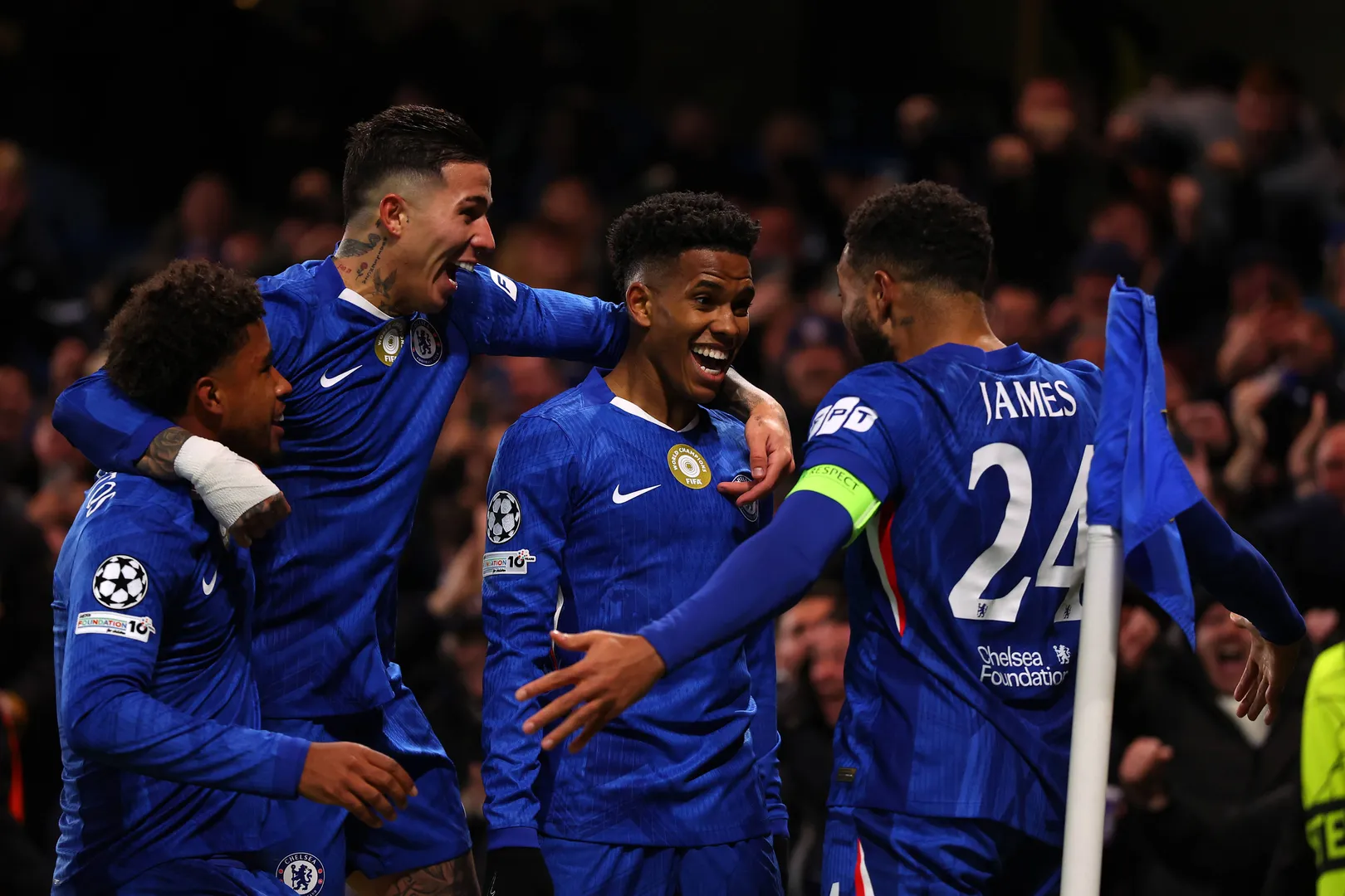 A comemora&ccedil;&atilde;o de Est&ecirc;v&atilde;o com os companheiros de Chelsea