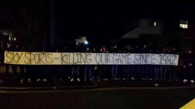 Torcida do Palace aproveitou o fechamento do mercado para protestar contra as TV&rsquo;s