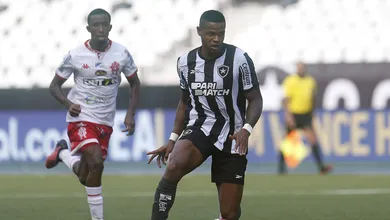 J&uacute;nior Santos se destaca em vit&oacute;ria do Botafogo e mostra que vai brigar por vaga no time titular