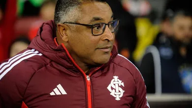 Ganhou um lateral? Como Roger Machado resolveu a principal preocupa&ccedil;&atilde;o do Internacional