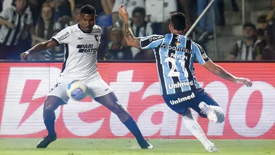 Lei do Ex e mando &lsquo;invertido&rsquo; catapultam Botafogo e afundam Gr&ecirc;mio no Brasileir&atilde;o