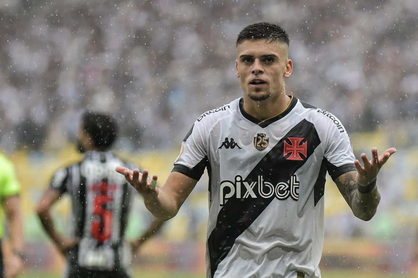 Vasco tinha acordo com a Pixbet at&eacute; 2023, e busca um patroc&iacute;nio master mais alto em 2024 (Foto: Icon sport)
