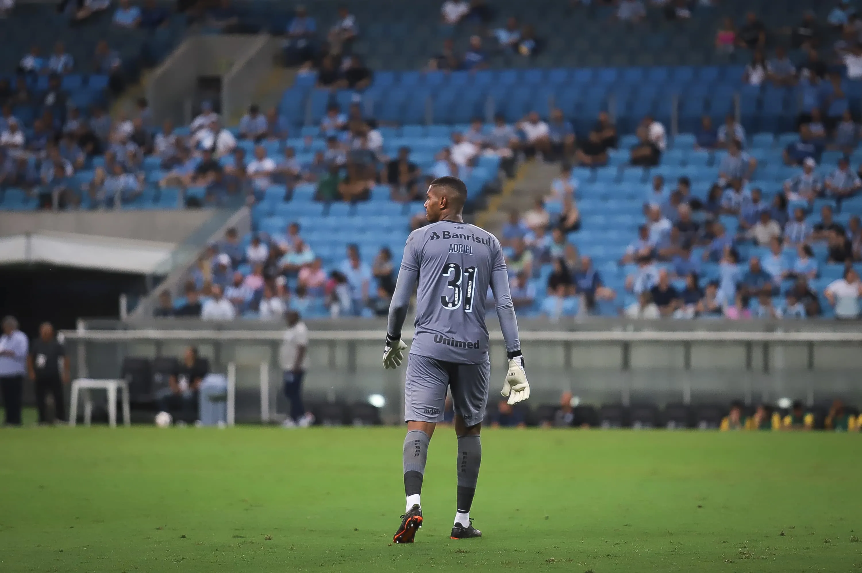 Gr&ecirc;mio define sa&iacute;da do pol&ecirc;mico Adriel; destino ser&aacute; na S&eacute;rie A