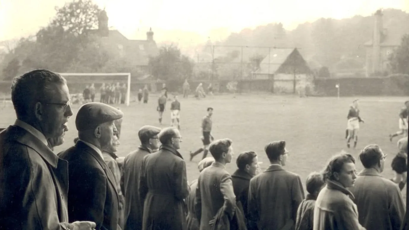 Contra quem jogava o primeiro clube de futebol do mundo, Sheffield Football Club?