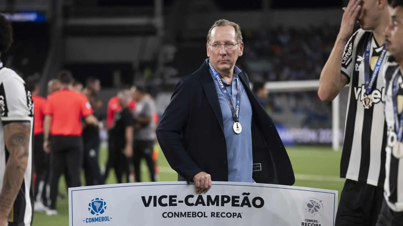 Textor banca planejamento do Botafogo mesmo ap&oacute;s mais um vice e protesto nas arquibancadas