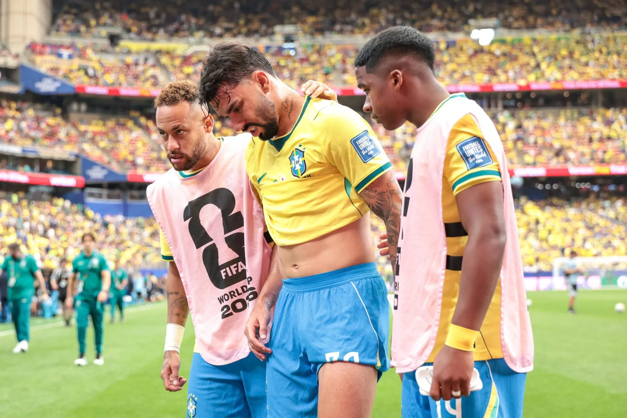Lucas Paquet&aacute; deixa o campo amparado por Neymar e Endrick (Foto: IMAGO / Brazil Photo Press)