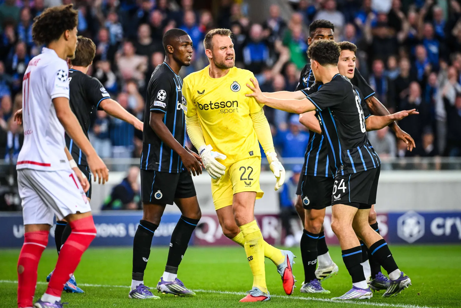 Mignolet comete p&ecirc;nalti, defendeu cobran&ccedil;a e se machucou em Club Brugge x Monaco (Foto: Imago)