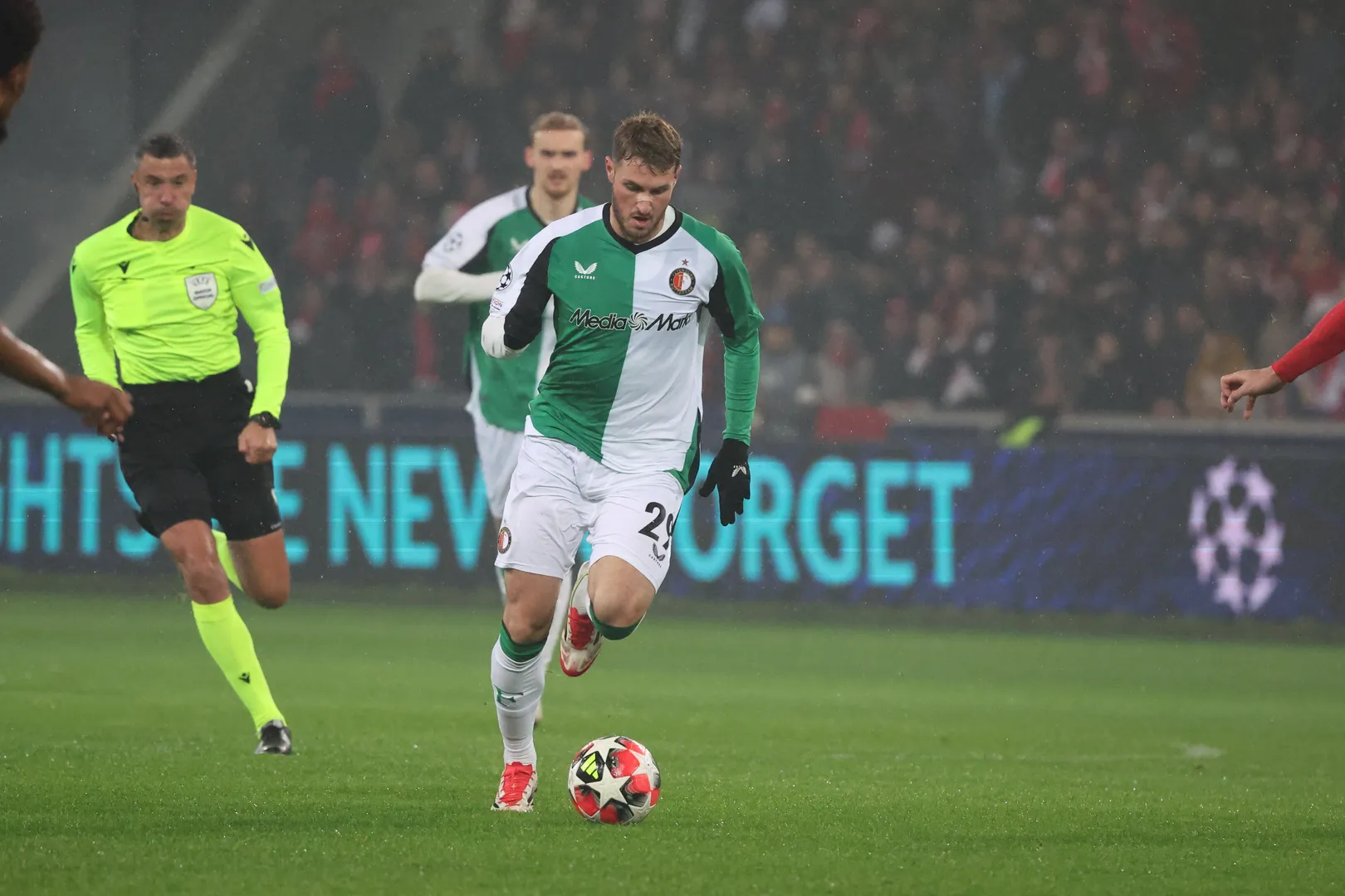 Artilheiro do Feyenoord &eacute; o mais novo centroavante do Milan e ter&aacute; a miss&atilde;o de aumentar produtividade ofensiva do time