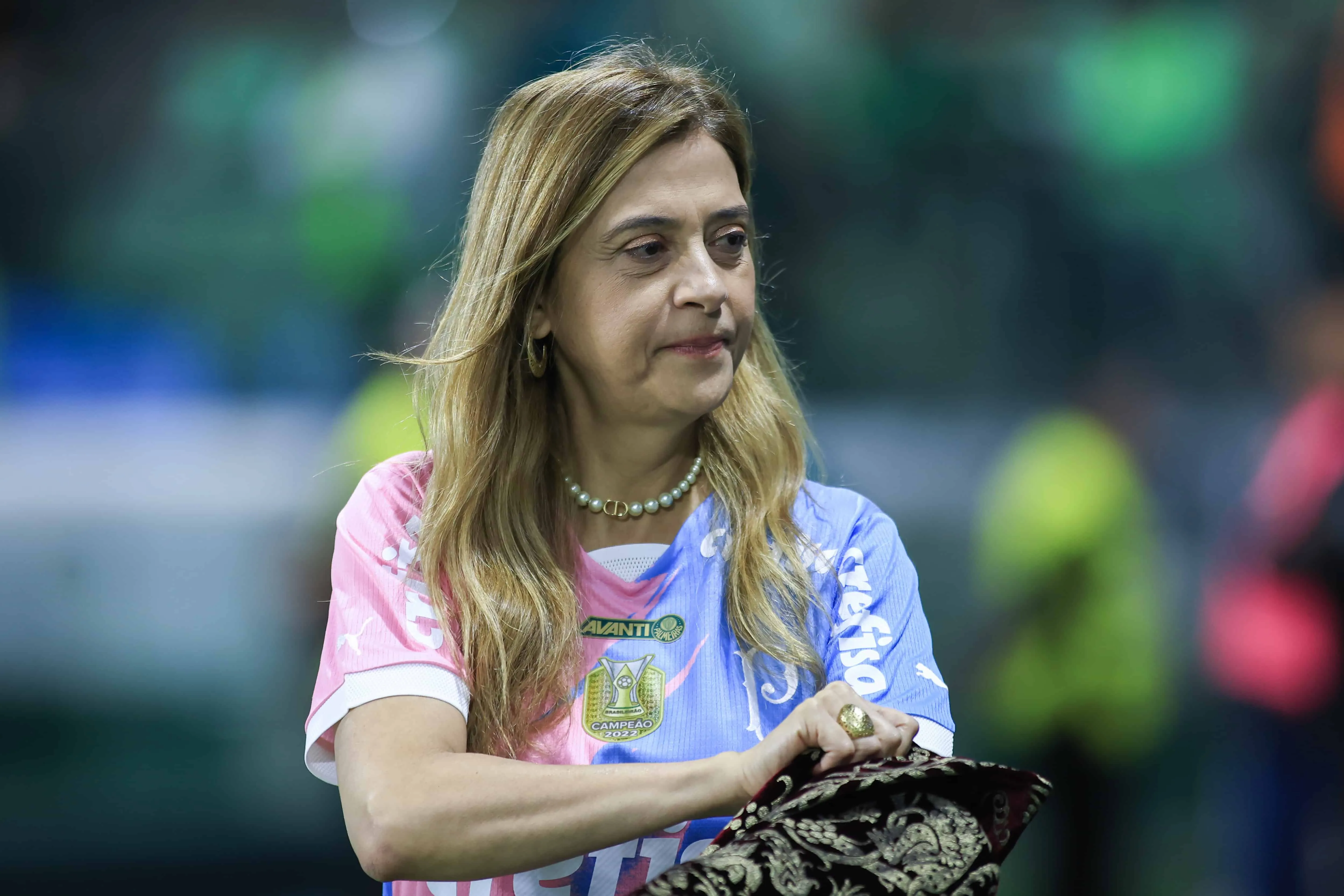 Chegou a hora de a Crefisa abrir m&atilde;o da exclusividade de patroc&iacute;nio, se o Palmeiras n&atilde;o quiser ficar para tr&aacute;s