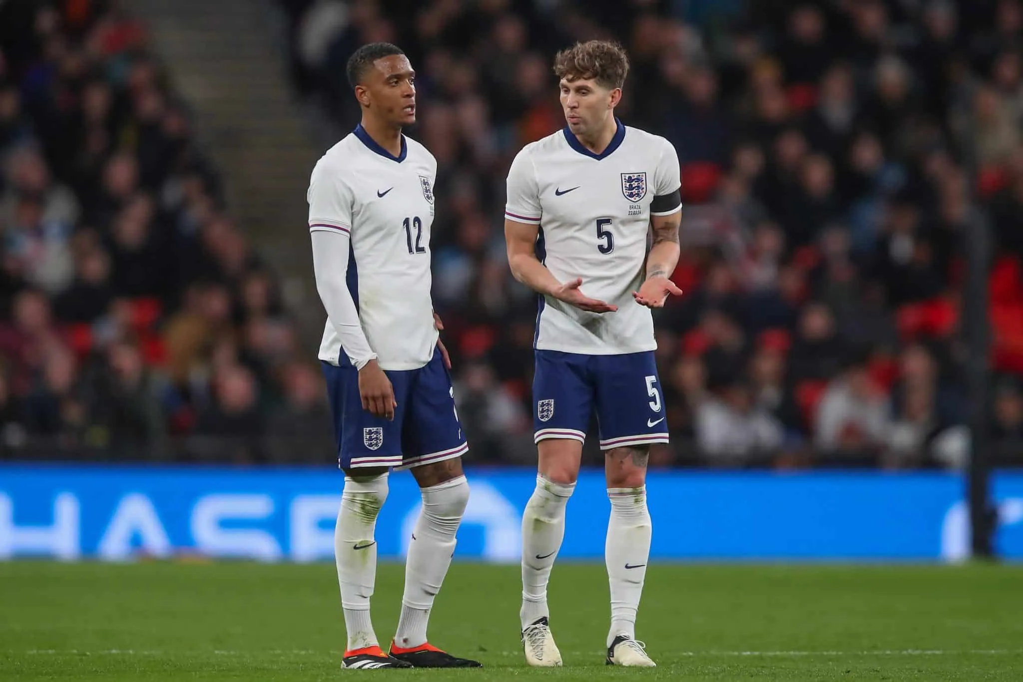 Konsa e Stones durante jogo da sele&ccedil;&atilde;o inglesa