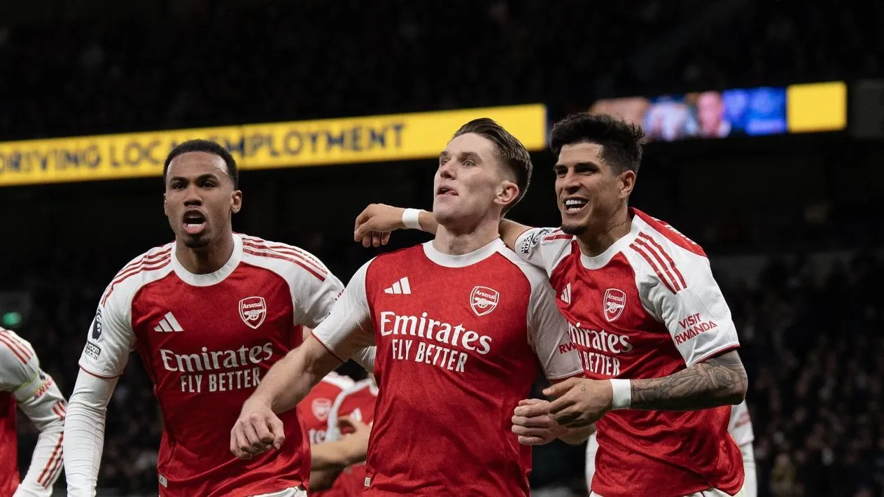 Gabriel Magalh&atilde;es, Gyokeres e Hincapi&eacute; comemoram gol do Arsenal