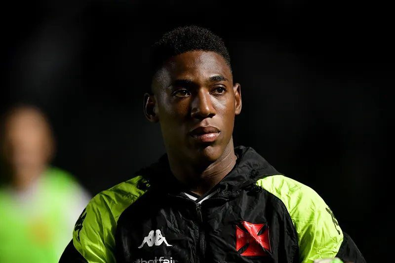 L&eacute;o deve ser titular da zaga do Vasco nos pr&oacute;ximos dois jogos (Foto: Icon Sport)