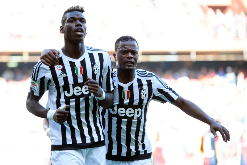 Patrice Evra e Paul Pogba em a&ccedil;&atilde;o pela Juventus na temporada 2015/2016. Foto: Icon Sport