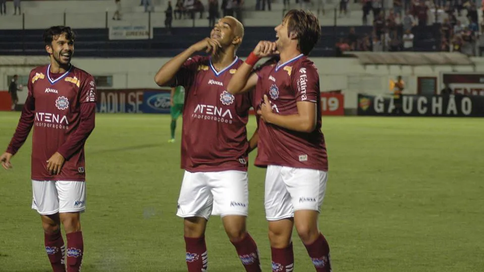 Karl, ao centro, comemora gol pelo Caxias (Divulga&ccedil;&atilde;o)