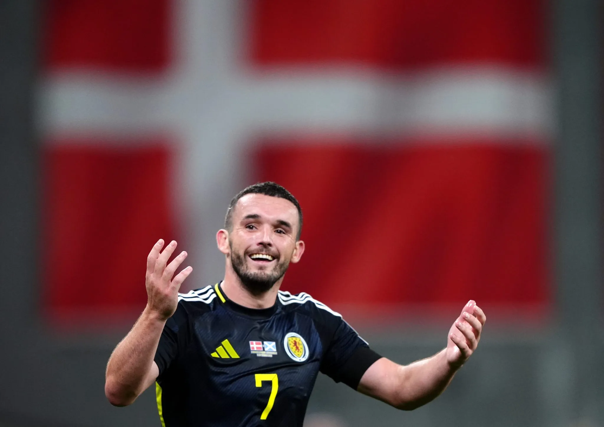 John McGinn em a&ccedil;&atilde;o pela sele&ccedil;&atilde;o escocesa