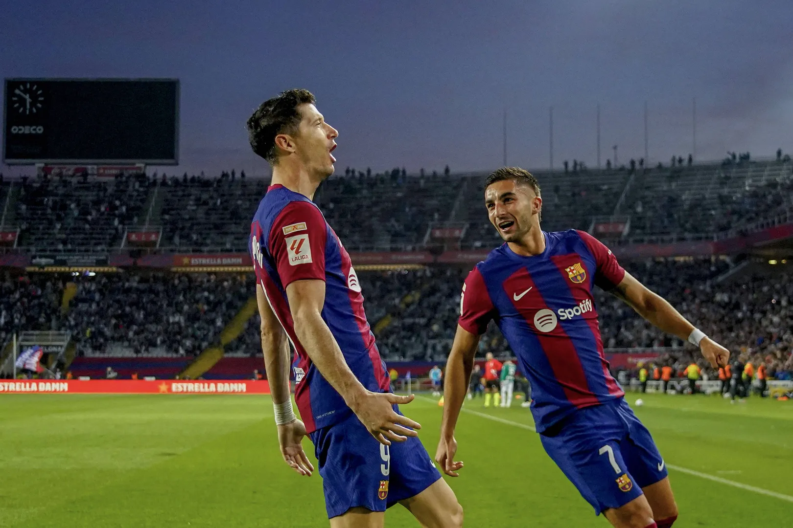 Lewandowski e Ferran Torres s&atilde;o as principais op&ccedil;&otilde;es de camisas 9 para o Barcelona. Foto: IMAGO