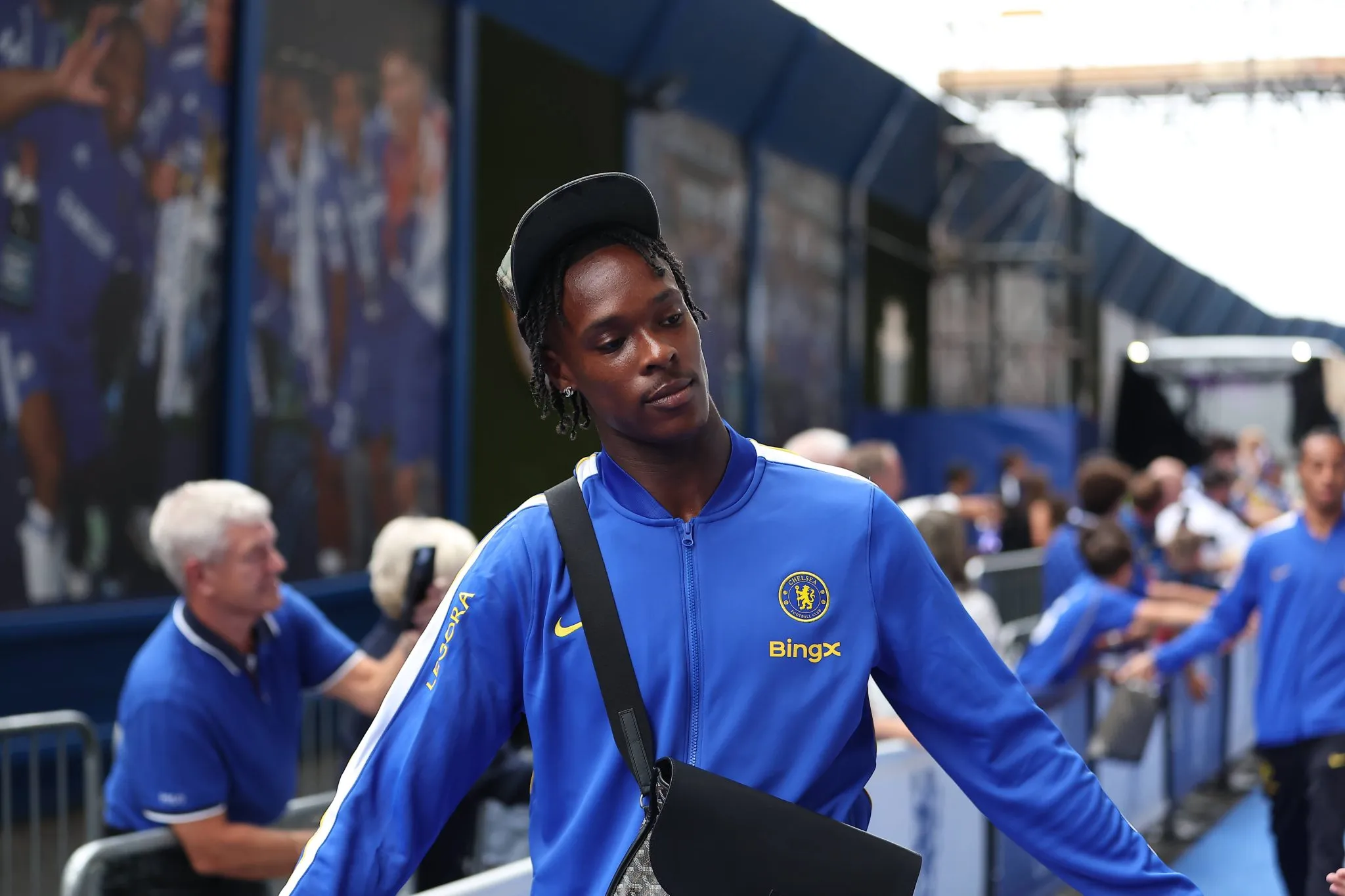 Emegha cumprimenta torcedores em chegada a Stamford Bridge