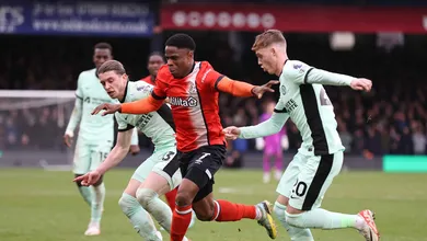 Com reta final alucinante, Luton quase busca rea&ccedil;&atilde;o improv&aacute;vel, mas Chelsea se segura para fechar 2023 com vit&oacute;ria