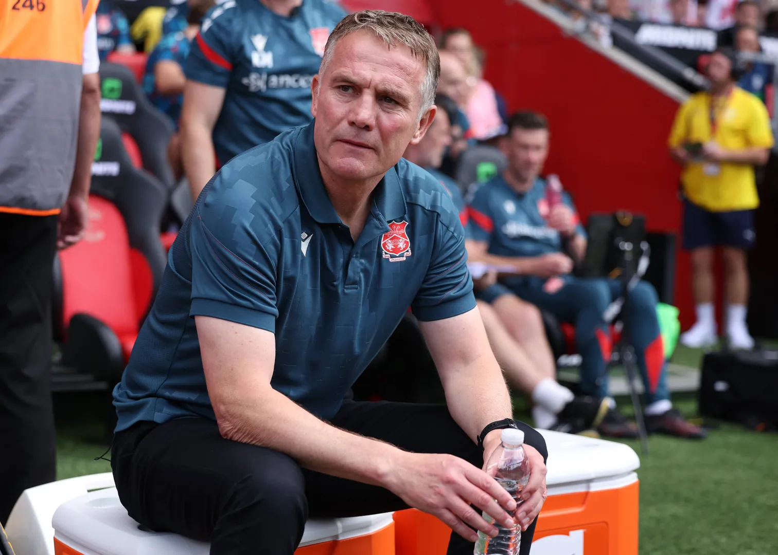 Phil Parkinson, t&eacute;cnico do Wrexham, durante jogo da Championship