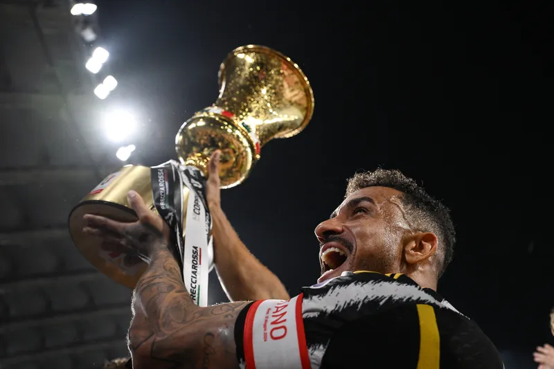 Danilo ergue a ta&ccedil;a da Copa da It&aacute;lia 